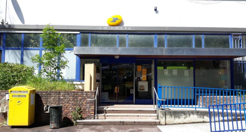 Photo de l'agence postale de La Celle Saint-Cloud depuis l'extérieur. Boîte aux lettre jaune traditionnelle à gauche de l'entrée.