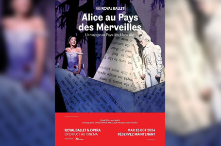 Affiche du film "Alice au pays des merveilles". Les deux personnages principaux sont à droit et à gauche de l'affiche entourés par des pages de livres.
