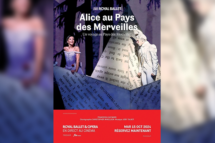 Affiche du film "Alice au pays des merveilles". Les deux personnages principaux sont à droit et à gauche de l'affiche entourés par des pages de livres.
