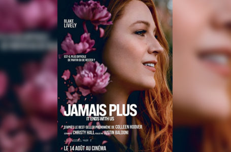 Affiche du film "Jamais plus". L'actrice principale est en gros plan, de profil, entourée de fleurs roses.