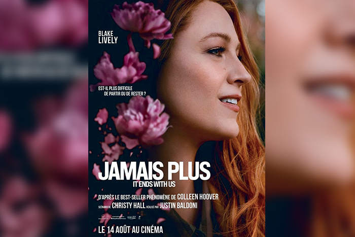 Affiche du film "Jamais plus". L'actrice principale est en gros plan, de profil, entourée de fleurs roses.