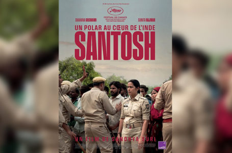 Affiche du film "Santosh". Écrit en gros et en rouge le titre du film avec l'actrice principale et d'autres acteurs sur l'affiche.