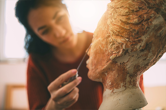 Photo d'une femme en train de faire de la sculpture.