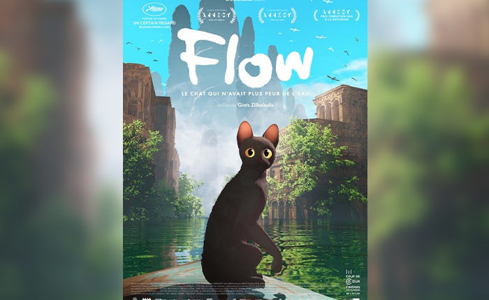 Affiche du film pour enfants "Flow, le chat qui n'avait pas peur de l'eau". Un chat noir se tient sur un bout de bateau avec dans le fond une montagne et un fleuve qui se tiennent juste derrière lui.