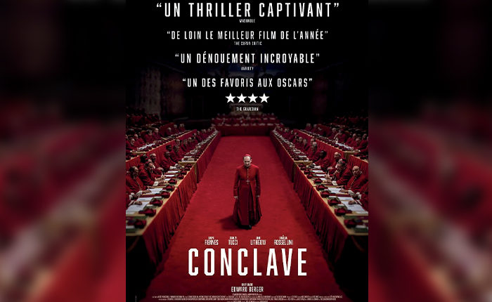 Affiche du film "Conclave". Pièce rouge avec des personnes habillées également tout en rouge à l'intérieur.