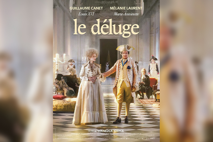 Affiche du film "Le Déluge". Les deux personnages habillés en roi et reine se tiennent debout au milieu d'un couloir de château.