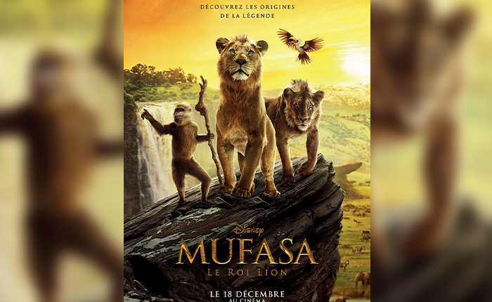 Affiche du film "Mufasa le Roi lion". Deux lions, un aigle et un singe tenant un bâton à la main, se tiennent sur un rocher avec un coucher de soleil derrière eux.