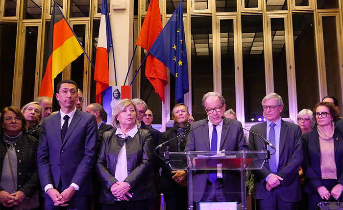 Le maire de La Celle Saint-Cloud, Olivier Delaporte, en train de prononcer un discours entouré des élus / conseillers municipaux.
