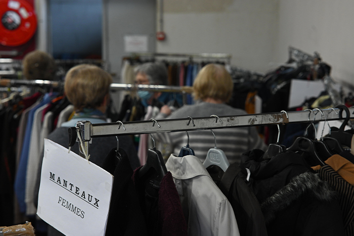 Des vêtements exposés pendant une braderie.