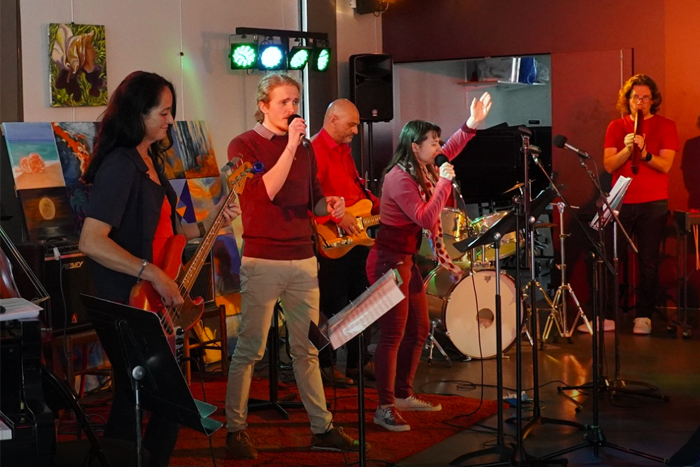 photo d'un concert de jazz et musiques actuelles avec un chanteur et des musiciens