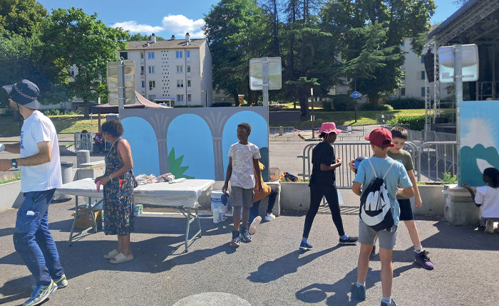 Photo représentant une initiation à l'art urbain avec l'association Artivista lors du "Quartier d'été" en juillet dernier