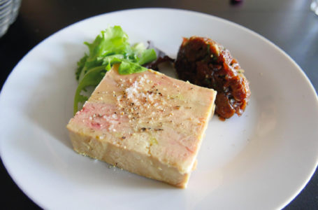photo d'une assiette dans laquelle se trouve un foie gras cuisiné