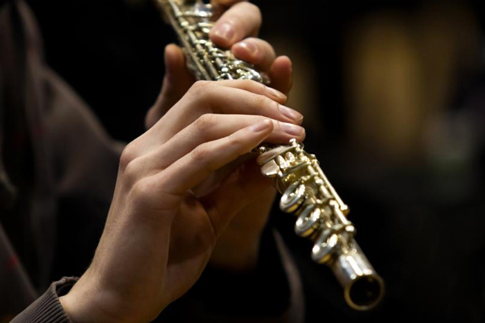 Mains tenant une flûte