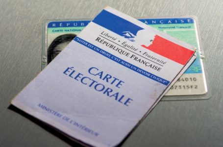 Photo représentant une carte électorale posée sur une carte d'identité