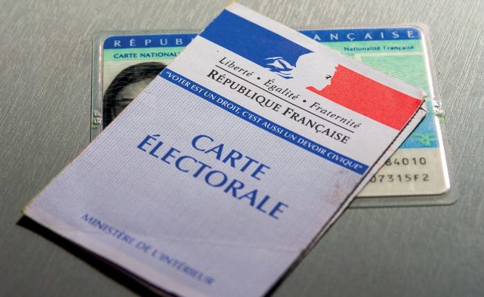 Photo représentant une carte électorale posée sur une carte d'identité