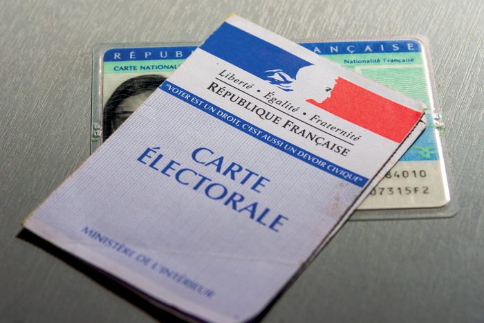 Photo représentant une carte électorale posée sur une carte d'identité